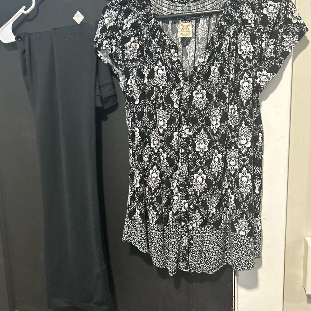 Faded Glory Black and White Floral Blouse